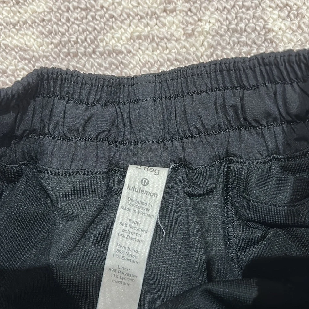 Lululemon Hotty Hot Low-Rise Lined Short 2.5" - Picture 2 of 3